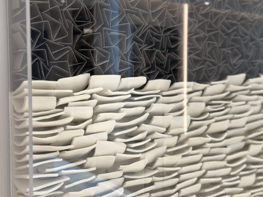 At Qube Artis, we are proud to collaborate with W Hotel Riyadh on a prestigious art project that brings together modern creativity and traditional Saudi inspirations.