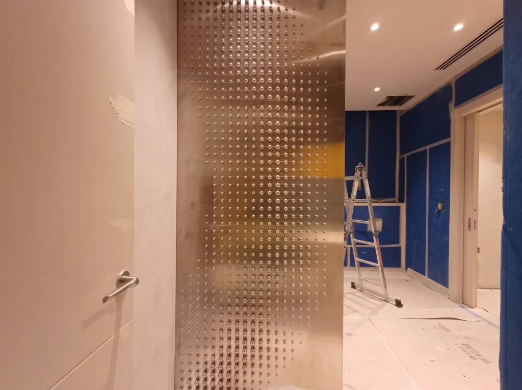 At Qube Artis, we specialize in creating custom art solutions that bring elegance and identity to hospitality interiors.